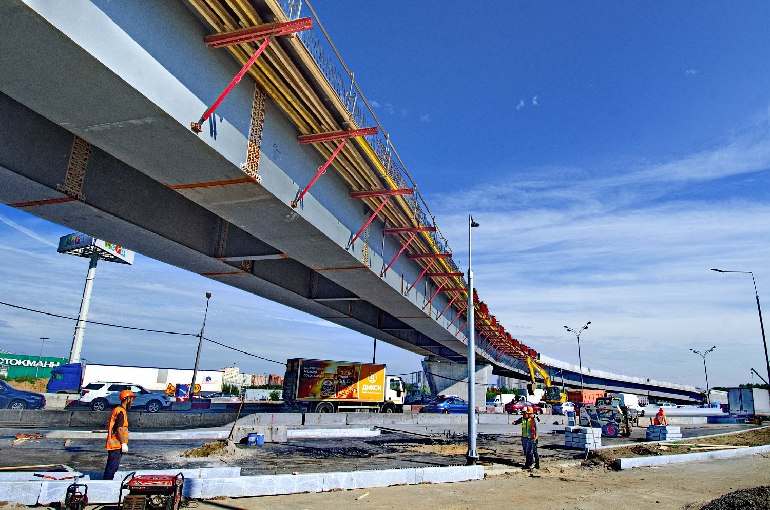 Строительно-монтажные работы на эстакадах транспортной развязки на пересечении МКАД с ул. Верхние поля